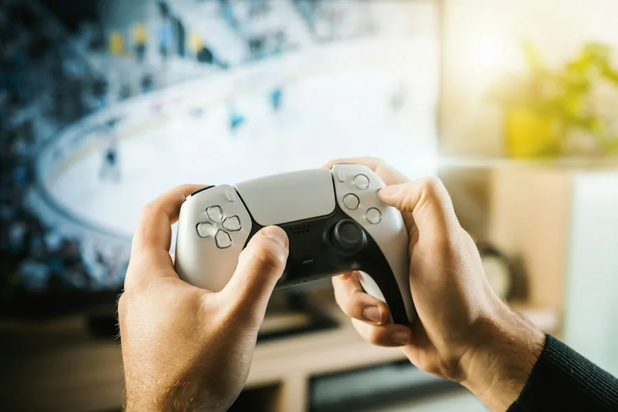 Persona jugando con un control de videojuegos